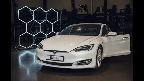 EV Workshop KUKHO YouTube video — Tesla serviss Krakovā